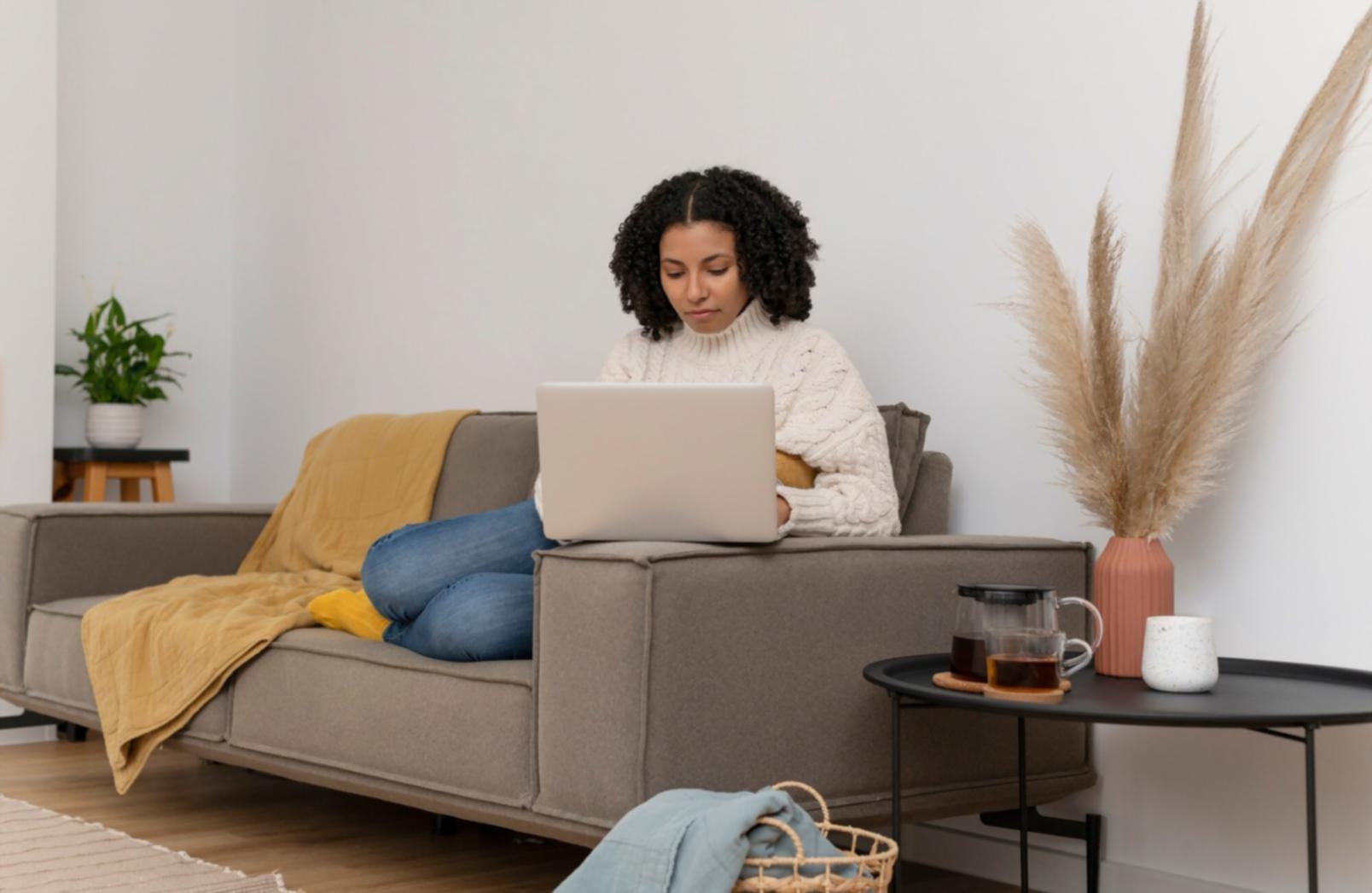 Espace de travail moderne avec documents financiers et outils de planification budgétaire